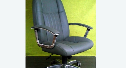 Перетяжка офисного кресла кожей. Шимановск